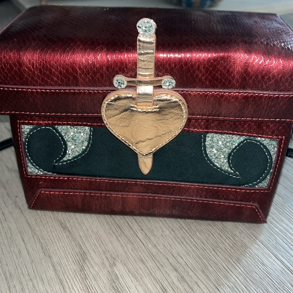 Danielle Nicole Disney Snow White Evil Queen Queen Hearts Shoulder Bag - Picture 2 of 10